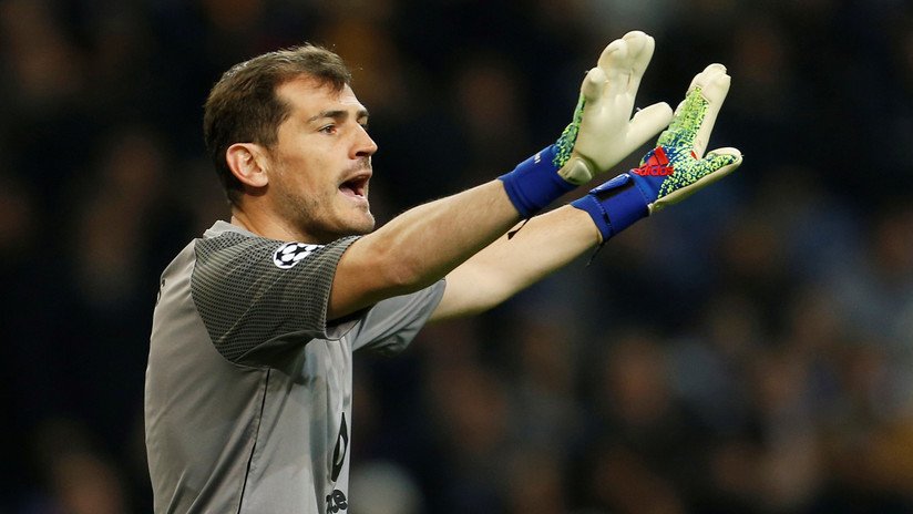 El guardameta español Iker Casillas cuelga los guantes mientras se recupera de su problema de salud