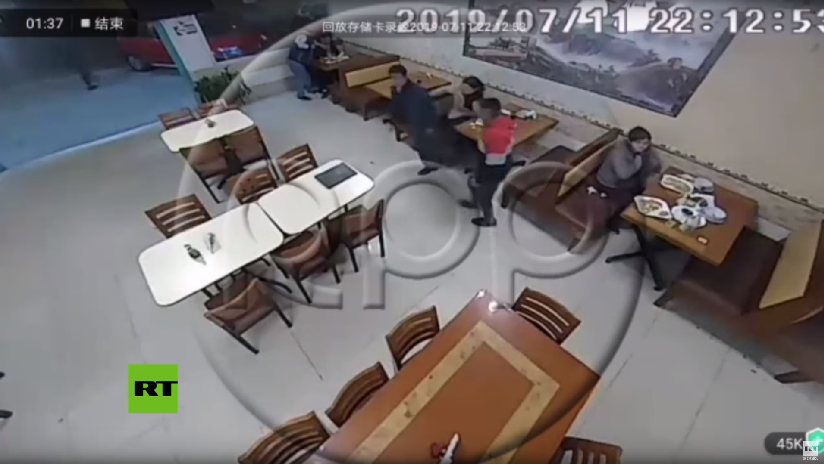VIDEO: Abandona a la mujer con la que cenaba durante un robo a un restaurante en Perú