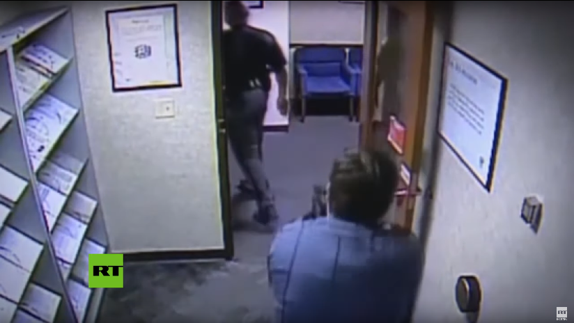 VIDEO: Un guardia de seguridad apunta con su arma a un policía negro por portar una pistola