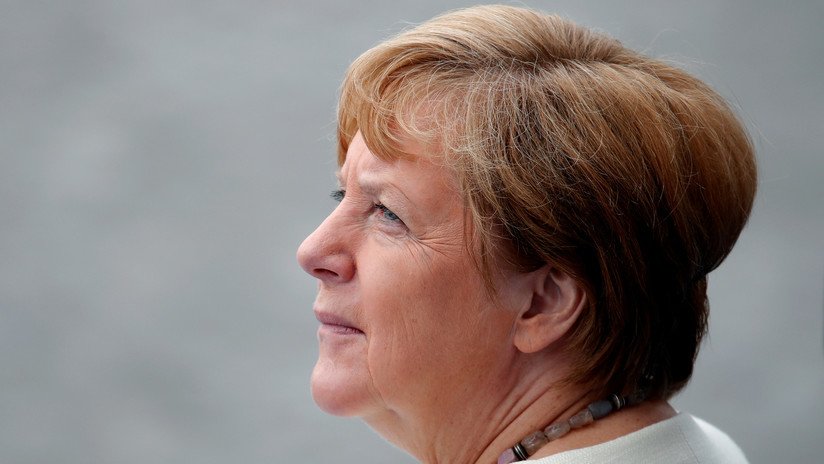 El Gobierno alemán explica la causa de la disnea que sufrió Merkel en París