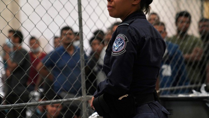 FOTO: Agente fronteriza latina causa furor y controversia en la Red en plena redada antimigrantes en EE.UU.