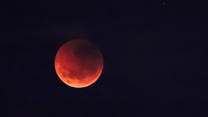 VIDEO: La Luna queda envuelta en la sombra en un eclipse parcial