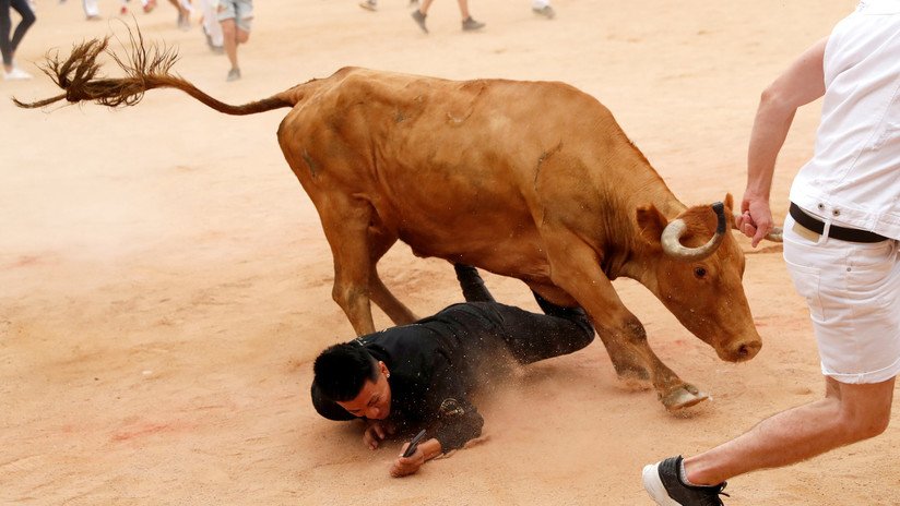 VIDEO: Un corredor queda inconsciente tras ser cogido brutalmente por un toro en el vientre en un encierro en España