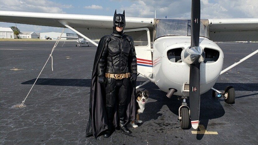 Se viste de Batman para rescatar a animales que van a ser sacrificados y les busca adopción