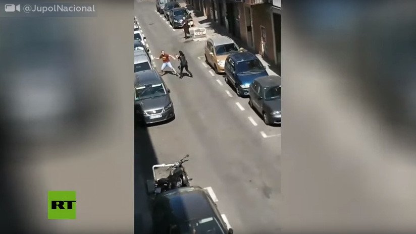 VIDEO: Un hombre arremete con un cuchillo contra varios policías tras una discusión entre vecinos en España