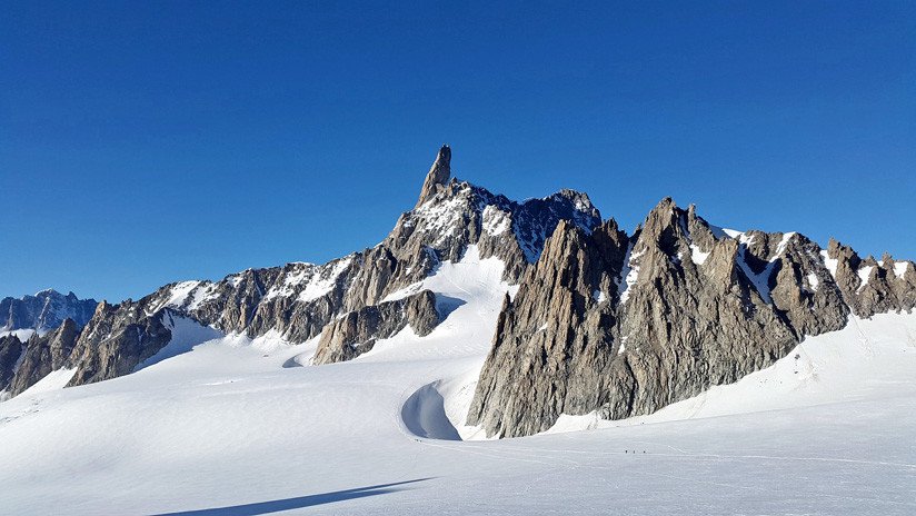 "Tiempo para sonar las alarmas": alpinista descubre un lago en una zona normalmente congelada del Mont Blanc (VIDEO, FOTO)