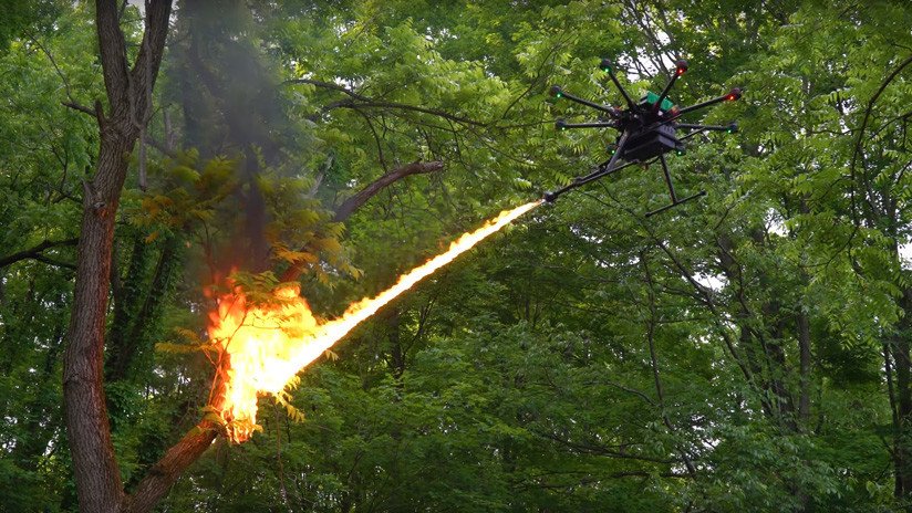 VIDEO: Muestran espectaculares imágenes de un nuevo dron lanzallamas