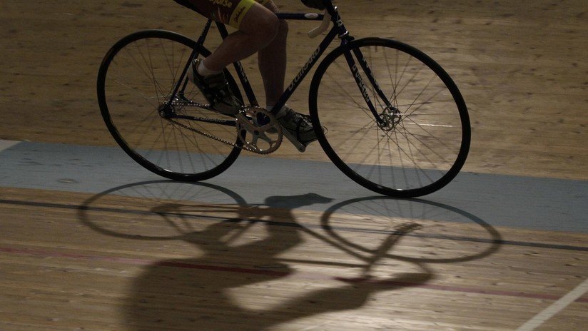 FOTO: Un ciclista sufre perforación de un pulmón tras soltarse una lámina de madera de la pista durante una competición