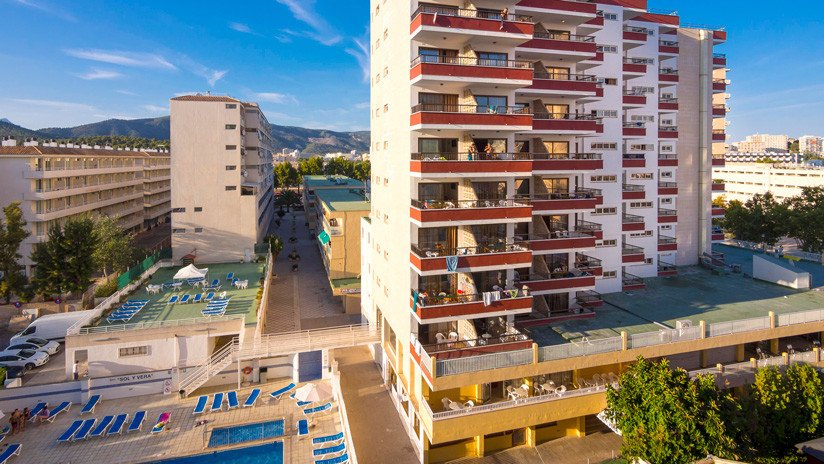 Joven británica culpa a los hoteles con balcón de la muerte de su novio en España