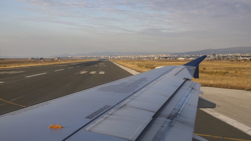 VIDEO: Un hombre trepa al ala de un avión que estaba a punto de despegar y provoca el pánico a bordo