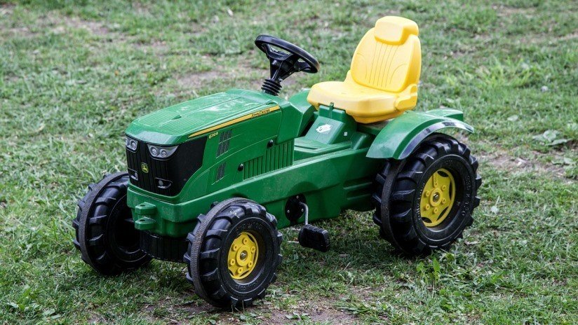 Un niño de dos años se fuga de casa en su tractor a batería para ir a la feria
