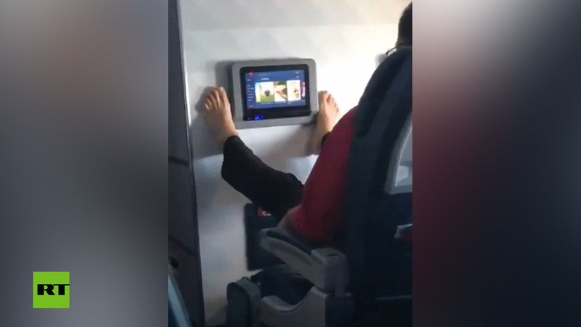 Un video muestra qué hacen algunos pasajeros con las pantallas táctiles de los aviones y la Red se indigna