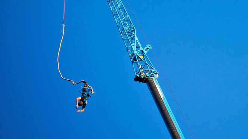 VIDEO: Salta desde una grúa de casi 100 metros, se le rompe la cuerda y sobrevive