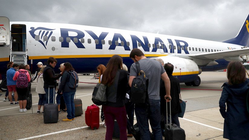 Ryanair rechaza el pasaporte e impide volar a una pasajera que tenía una hinchazón en la cara