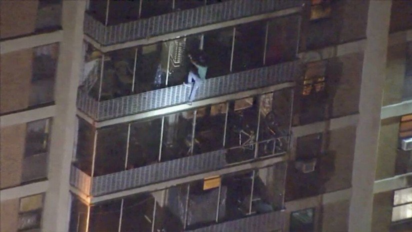 VIDEO: Un hombre escala y desciende 15 pisos por las ventanas de un edificio bajo incendio