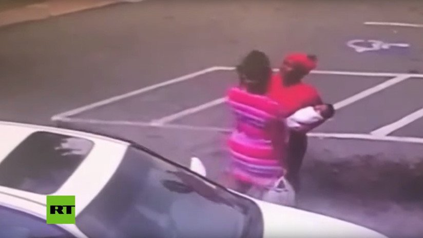 Un bebé se golpea fatalmente la cabeza contra el suelo tras soltarlo su madre en medio de una pelea (VIDEO)