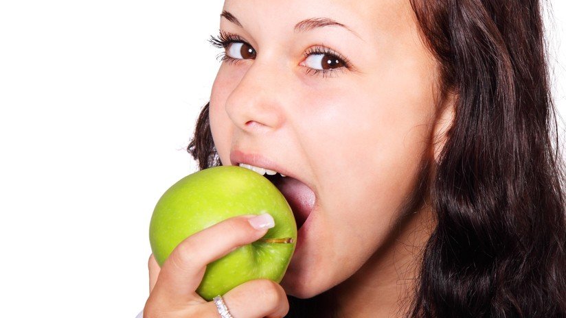 Científicos descubren la voluminosa cantidad de microbios que digerimos con una sola manzana