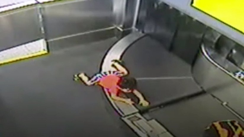 VIDEO: Un niño de 2 años es 'tragado' por una cinta transportadora en un aeropuerto de EE.UU.