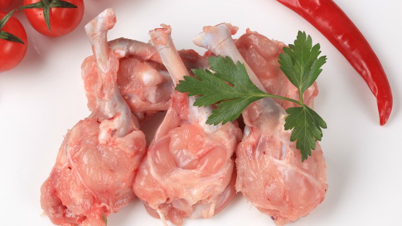 VIDEO: Pánico en la mesa por un trozo de pollo 'demasiado crudo' que escapa del plato