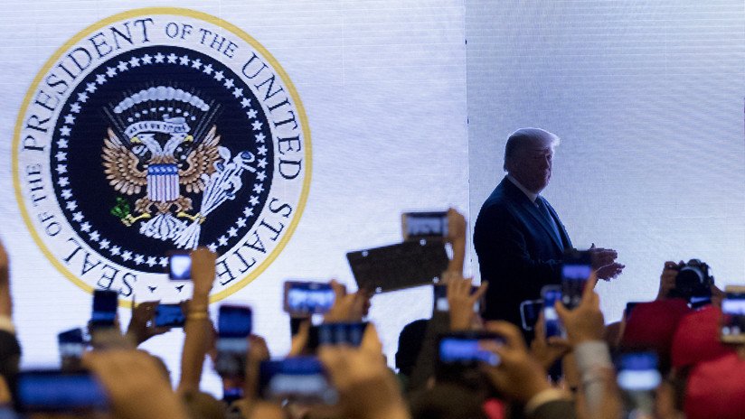 "El 45.° es un títere": Trump da un discurso ante el Gran Sello de EE.UU. 'photoshopeado' como el escudo ruso y con un mensaje en español