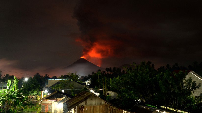 VIDEOS: Ciudadanos huyen despavoridos de una nube de ceniza tras la erupción de un volcán en Indonesia