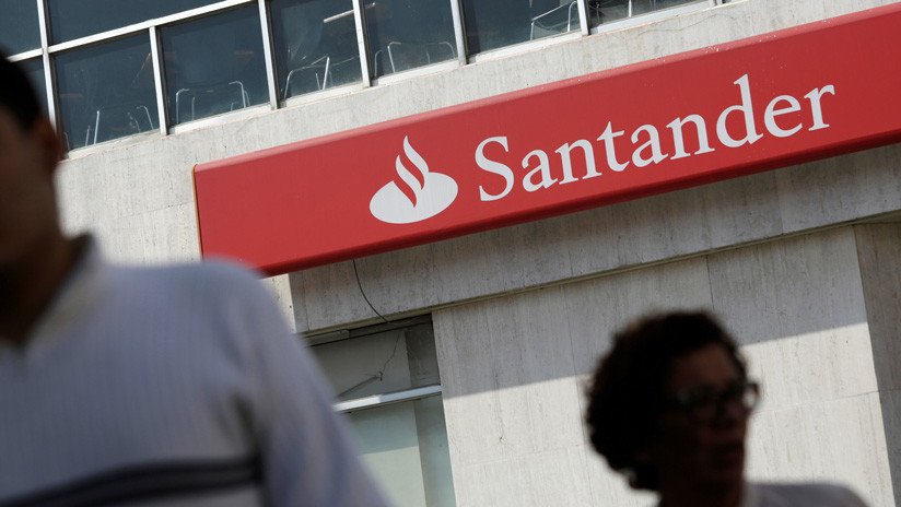 El banco Santander acusa a un banquero italiano de grabar en secreto las conversaciones con sus directivos