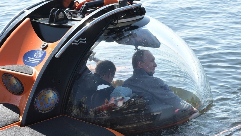 PUTIN SE SUMERGE EN EL FONDO DEL MAR EN UN BATISCAFO