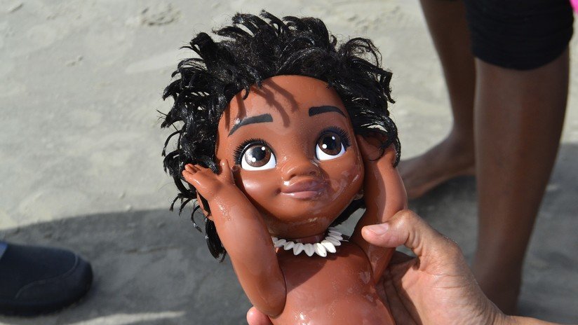 "Siéntete mejor": Escándalo en EE.UU. por unas muñecas negras diseñadas para ser golpeadas contra la pared