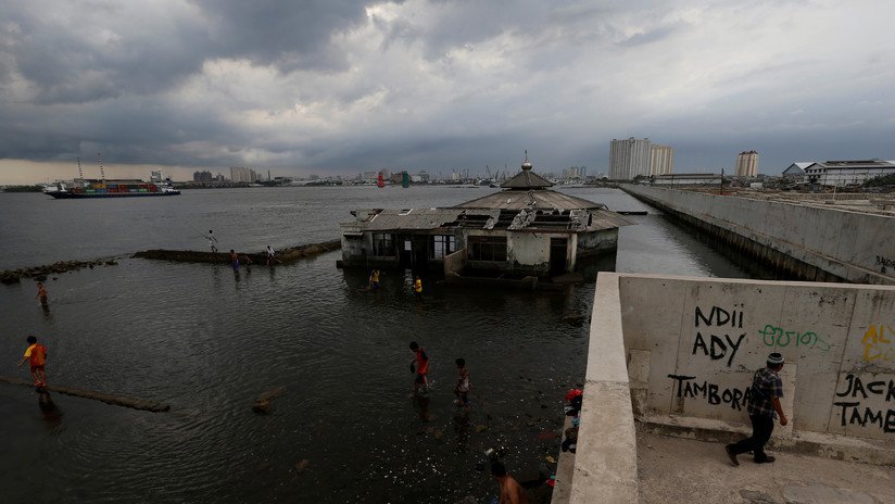 El presidente de Indonesia quiere construir un gigantesco rompeolas para evitar que Yakarta se hunda bajo el agua
