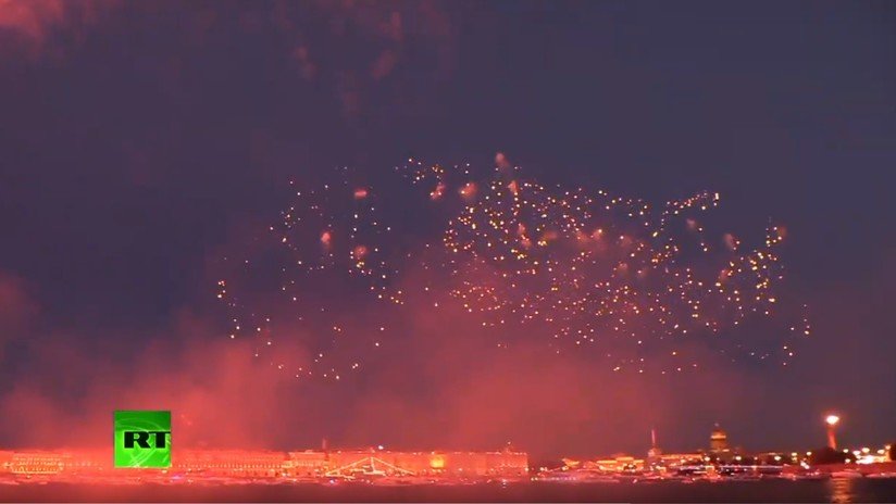 VIDEO: Espectaculares fuegos artificiales iluminan la noche de San Petersburgo en el Día de la Armada rusa