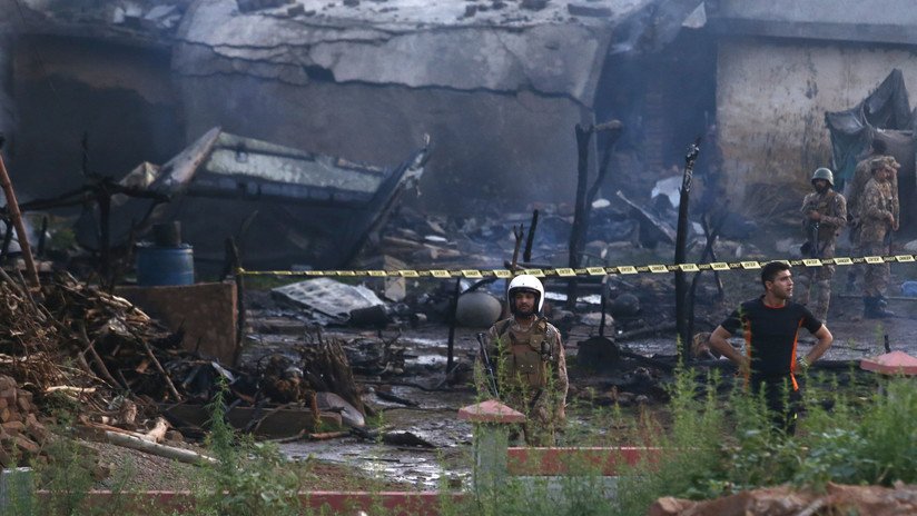 VIDEOS: Al menos 19 muertos tras estrellarse un avión militar ligero en Pakistán