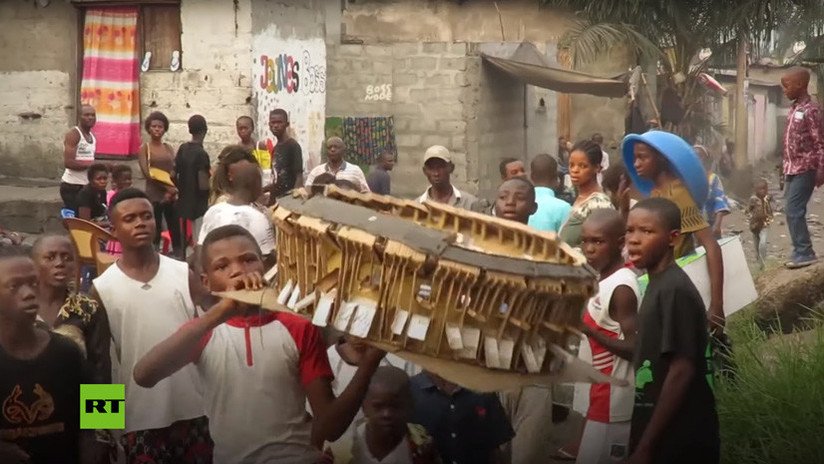 VIDEO: El adolescente congoleño de 14 años que construye estadios en miniatura y que sueña con ser arquitecto