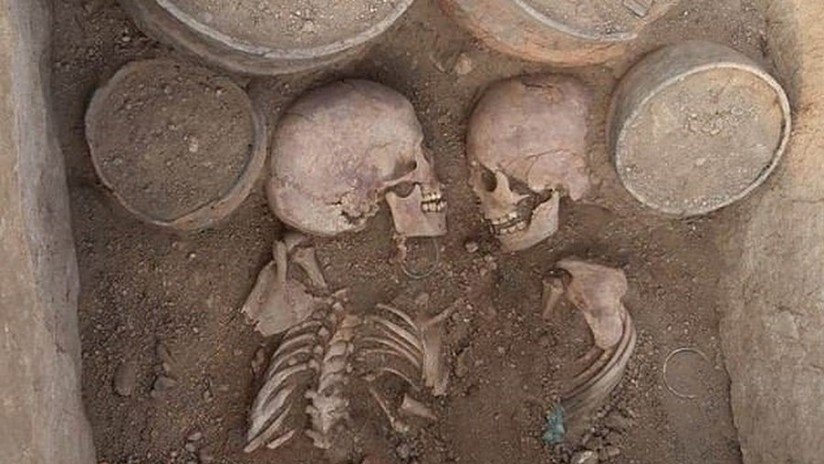 FOTOS: Encuentran una pareja de jóvenes nobles enterrados cara a cara hace 4.000 años