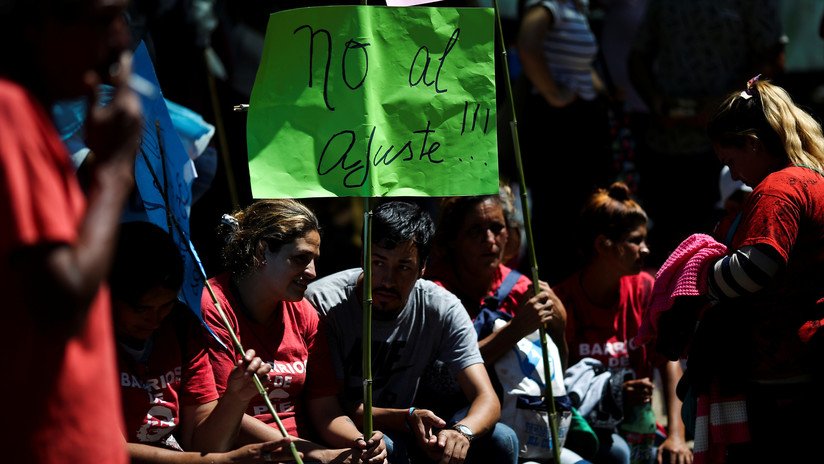 Organizaciones sociales en Argentina protestan contra las "políticas de hambre" con un "polentazo"