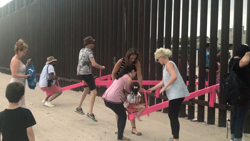 VIDEO, FOTOS: Mexicanos 'desmontan' el muro fronterizo con EE.UU. con balancines que unen a gentes de ambos países