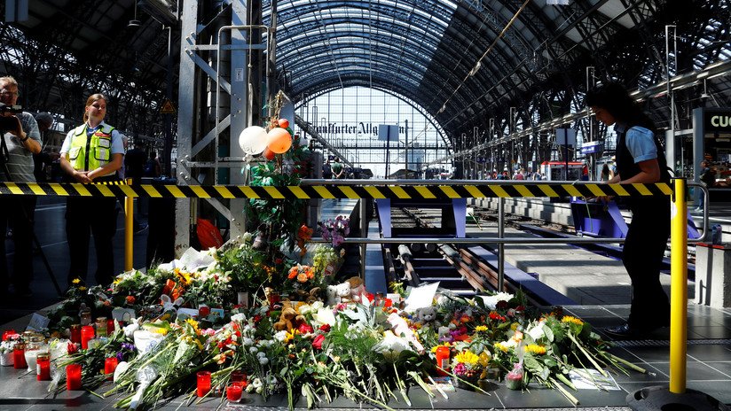 Muere un niño de 8 años tras ser empujado con su madre a la vía del tren en Alemania