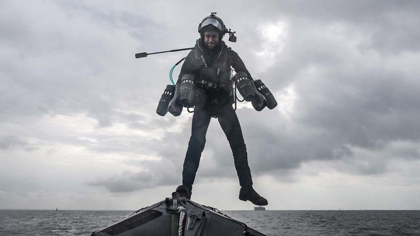 VIDEO: El "hombre de hierro de la vida real" británico prueba exitosamente un traje especial que le permite 'volar' sobre el agua