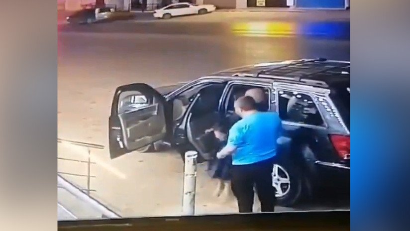 VIDEO: Padre ayuda a su hija a salir de un automóvil momentos antes de ser impactado por otro vehículo