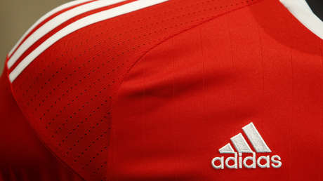 Polémica por una campaña de Adidas que permitía a los internautas compartir mensajes racistas en su cuenta oficial de Twitter