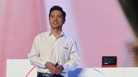 VIDEO: Empapan con agua al fundador del 'Google chino' durante una conferencia de la compañía