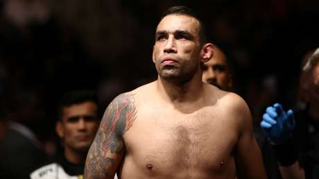 VIDEO: Excampeón de UFC lleva el 'BottleCapChallenge' a otro nivel al abrir tres botellas con una sola patada