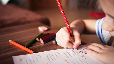 Una niña de 11 años muestra un dibujo en su colegio que evidencia el maltrato de su madre