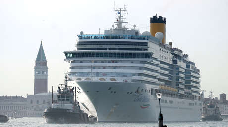 VIDEO: Un crucero fuera de control a punto de estrellarse contra una cafetería causa pánico en Venecia