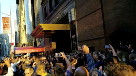 ¡Que siga el espectáculo! Un coro continúa su concierto en la calle tras el apagón en Nueva York (VIDEOS)