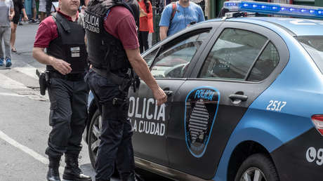 Denuncian por abuso al portero de un jardín de infantes en Argentina y la Policía evita que los padres lo linchen