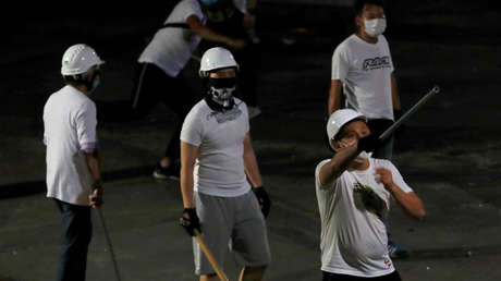 VIDEO: Mujer embarazada pierde el conocimiento tras ser golpeada en el ataque de una banda armada contra opositores en Hong Kong