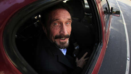 El magnate John McAfee reaparece sin yate ni armas entre rumores de que "la CIA se lo llevó"