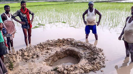 Un meteorito cae en un campo de arroz y asusta a agricultores indios