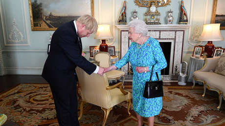 El curioso detalle que pasó desapercibido durante la reunión entre Boris Johnson y la reina Isabel II