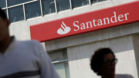 El banco Santander acusa a un banquero italiano de grabar en secreto las conversaciones con sus directivos